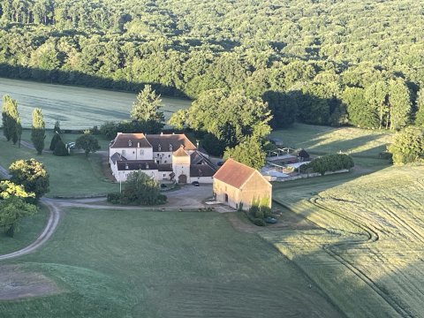 G�tes bourgogne, Domaine de La Vieille Borde dans le parc du Morvan, montgolfi�re